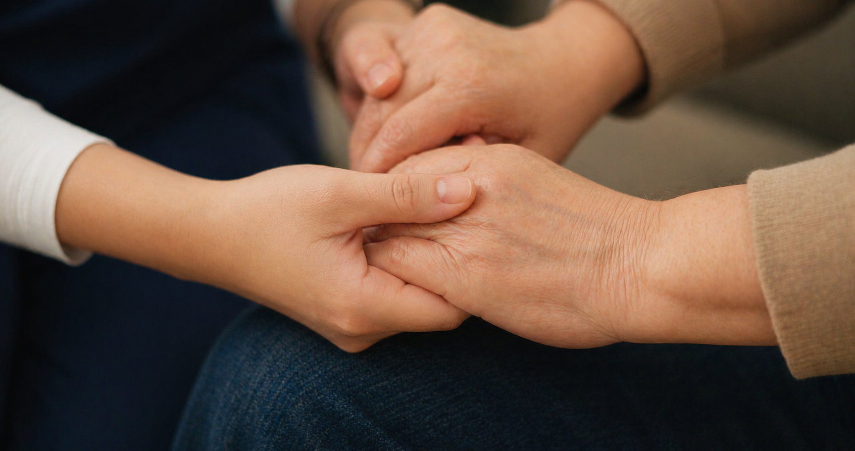 손을 맞잡은 어르신과 가족